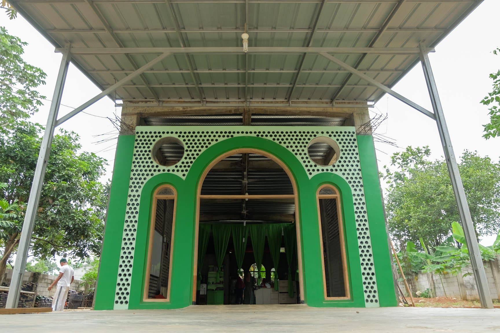 Tampak Depan Zawiyah Majlis Dzikir Hati Senang (Rumah Botol Hati Senang)
